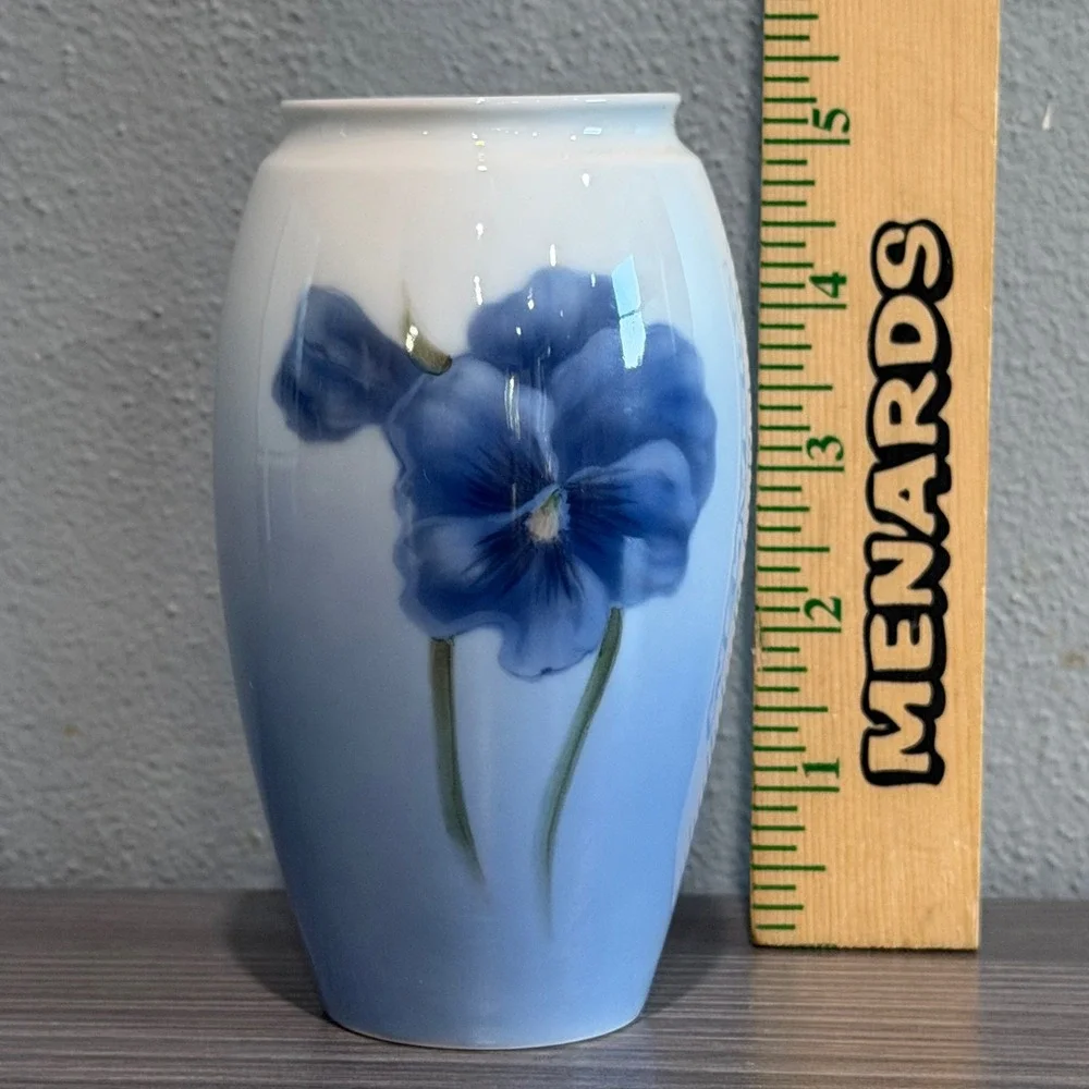 Bing & Grondahl B&G Denmark Blue Pansy Porcelain Vase 385-5254 5.25 Inch